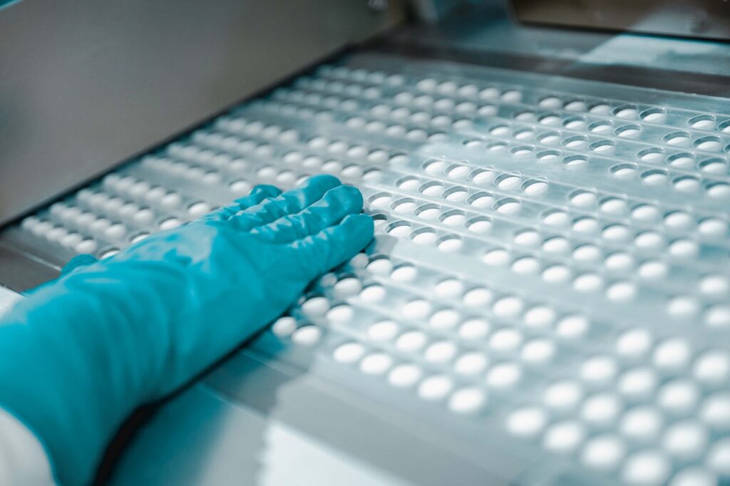 Inspection of a tablet batch at Valphira